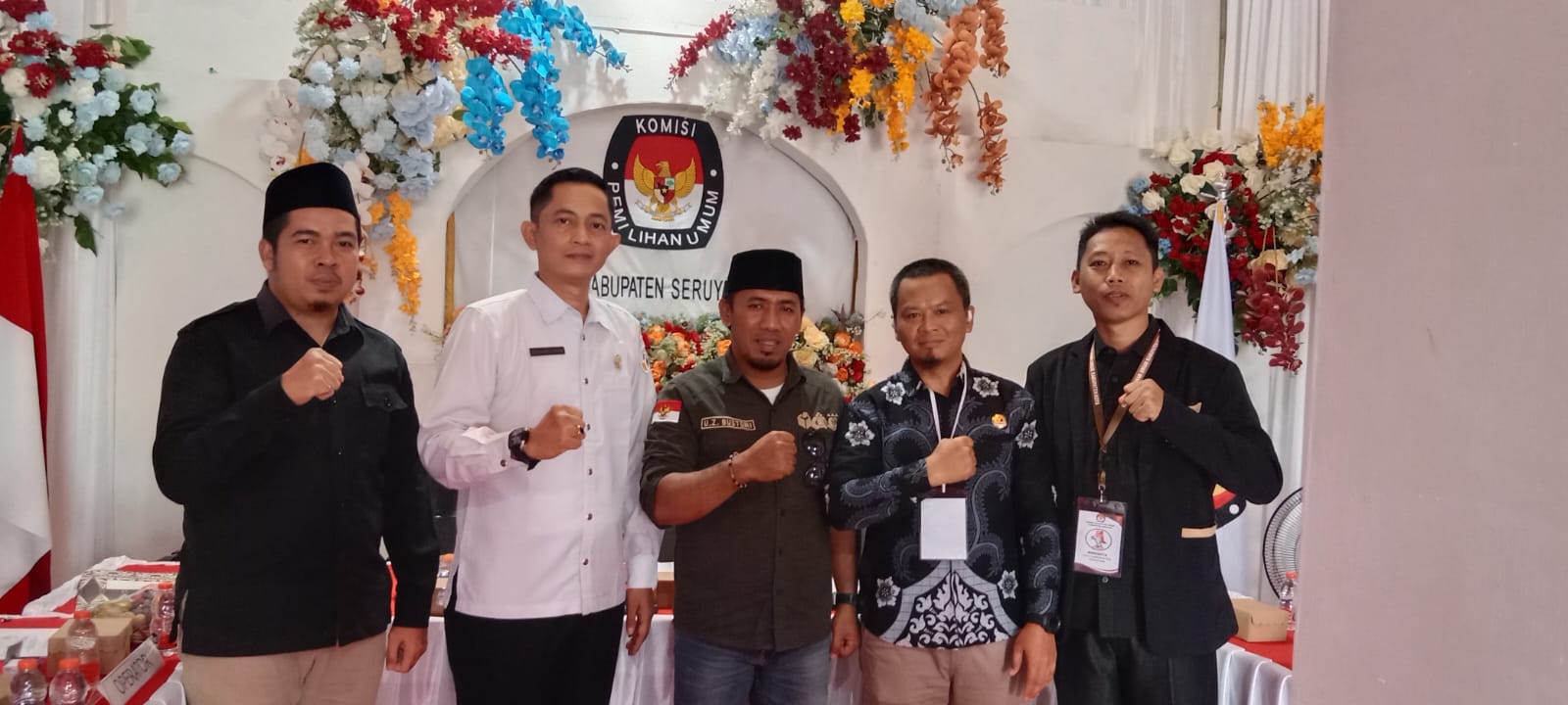 Ketua beserta Anggota Bawaslu Kabupaten Seruyan beserta Ketua dan Anggota KPU Kabupaten Seruyan Berfoto Bersama Saat Persiapan Pendaftaran Paslon Bupati dan Wakil Bupati Seruyan di Hari Terakhir Pendaftaran