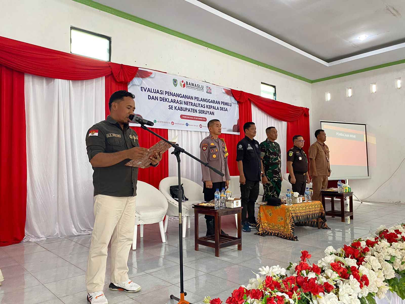 ketua bawaslu seruyan saat memimpin pengucapan netralitas kepala desa se kabupaten seruyan