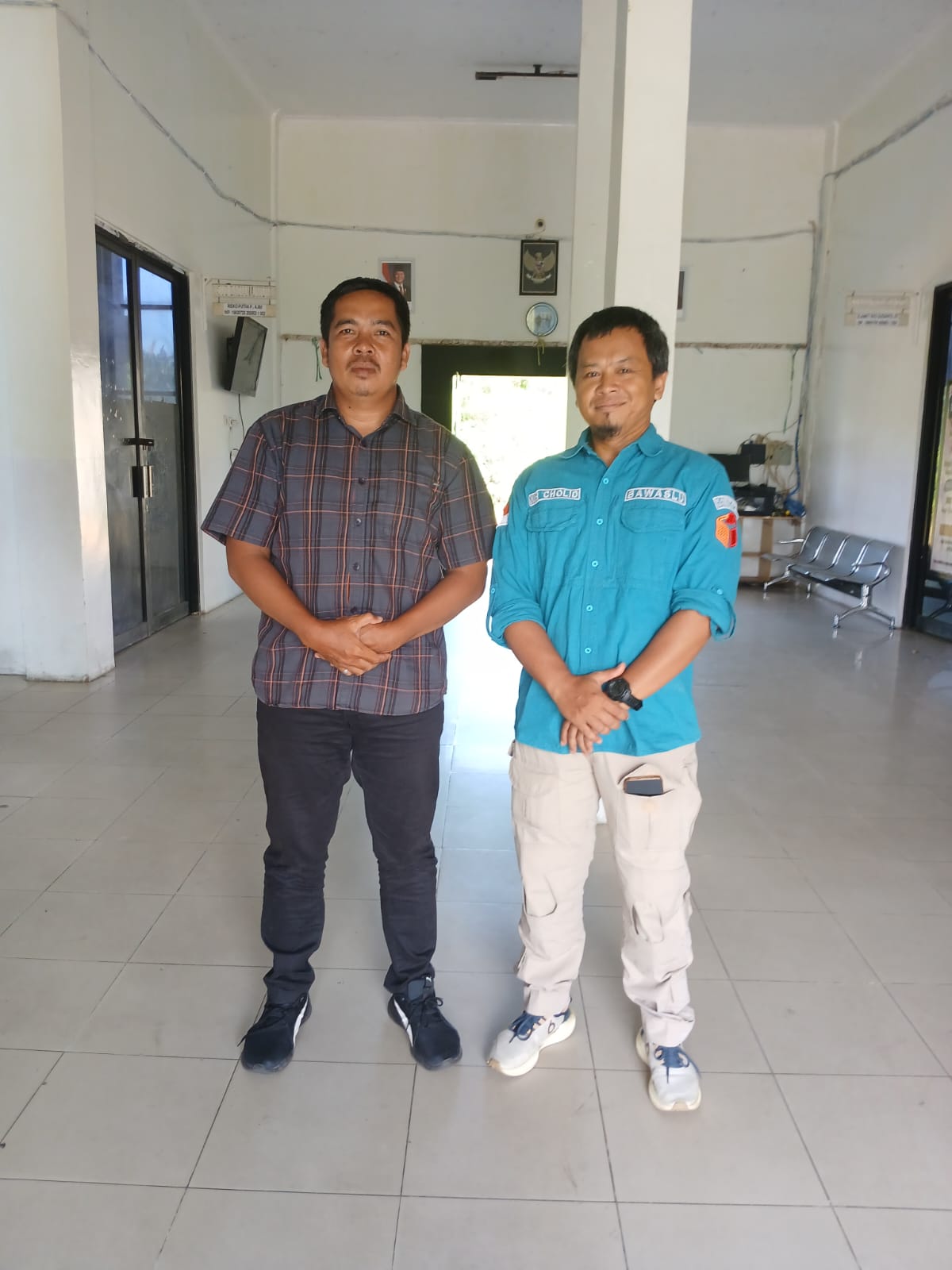 Anggota Bawaslu Kabupaten Seruyan, Bapak Nur Cholid Hidayat, S.T, yang secara langsung menyambangi Kantor KPU Kabupaten Seruyan. Kehadiran beliau disambut oleh Anggota KPU Kabupaten Seruyan, Bapak Ali Pandi, selaku Koordinator Divisi Perencanaan, Data, dan Informasi.