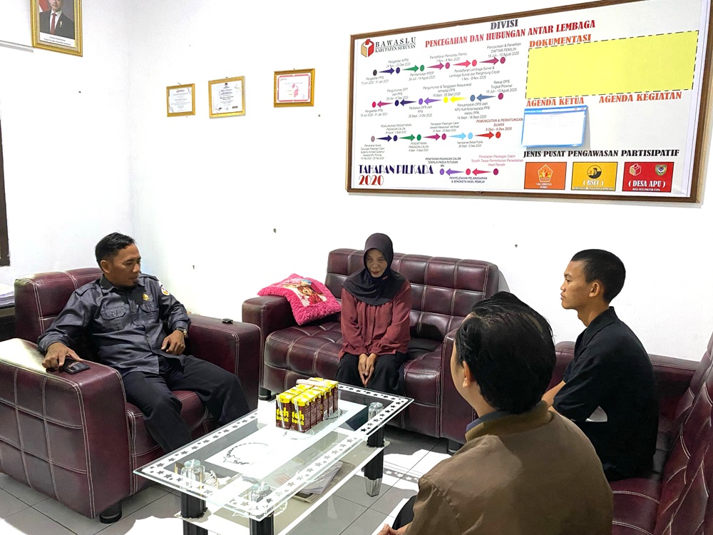 Ketua Bawaslu Seruyan Berikan Arahan kepada Calon Pramubakti dan Satpam yang Akan Bertugas di Sekretariat