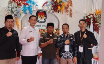 Ketua beserta Anggota Bawaslu Kabupaten Seruyan beserta Ketua dan Anggota KPU Kabupaten Seruyan Berfoto Bersama Saat Persiapan Pendaftaran Paslon Bupati dan Wakil Bupati Seruyan di Hari Terakhir Pendaftaran