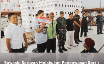 Bawaslu Seruyan Melakukan Pengawasan Sortir dan Lipat Suara di Gudang Logistik Pilkada Bersama Stakeholder Terkait