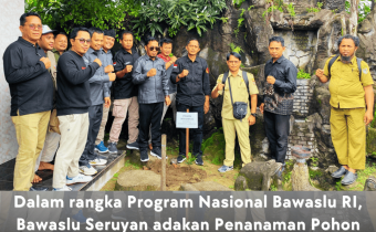 Bawaslu Seruyan Adakan Penanaman Pohon Manggis Sebagai Simbol Integritas Pengawas Pemilu